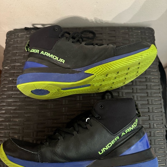 Boys/ Men’s Under Armour basketball shoes - Picture 6 of 7